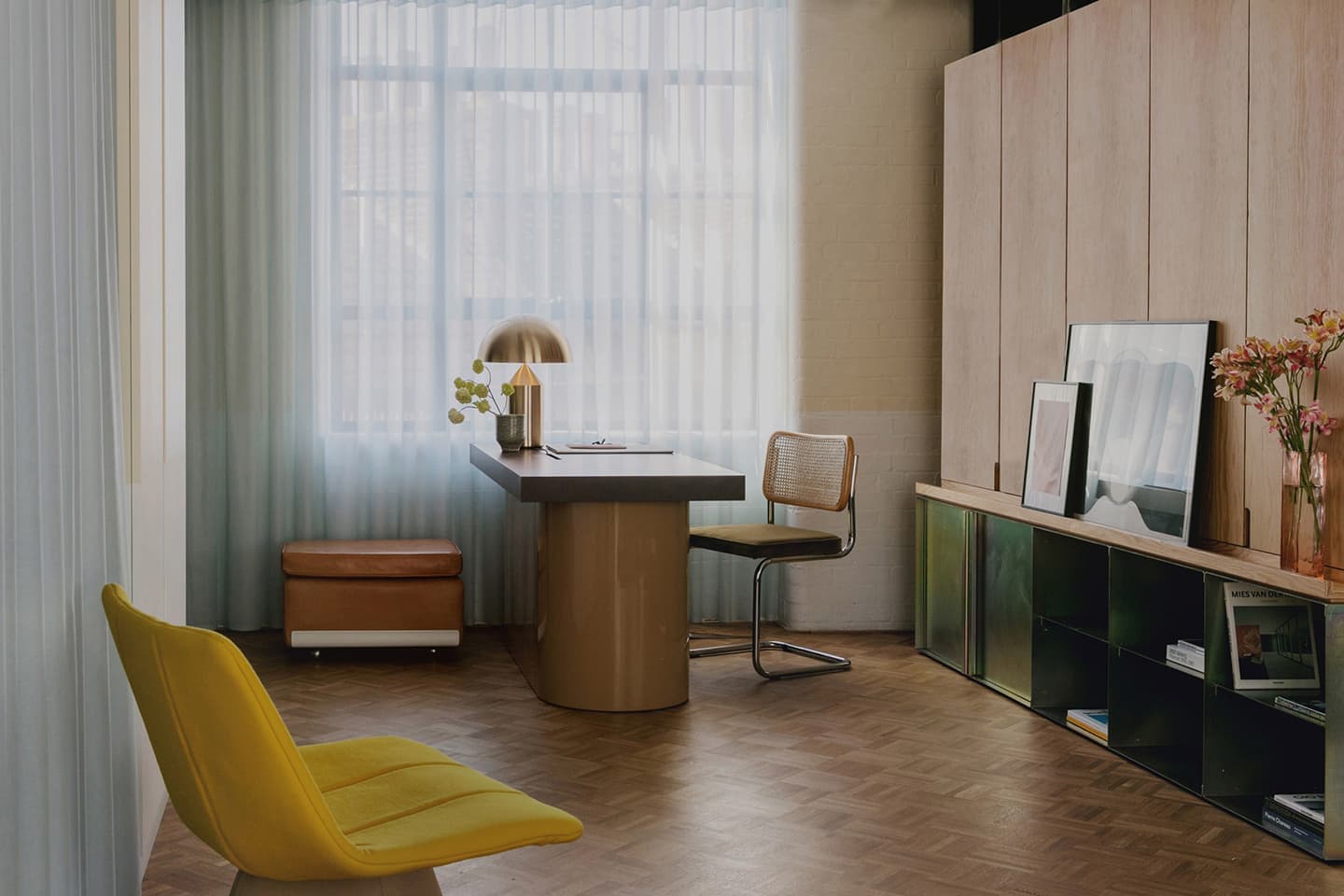 Уютный офис в эстетике американских частных домов 50-х годов – проект студии Daytrip