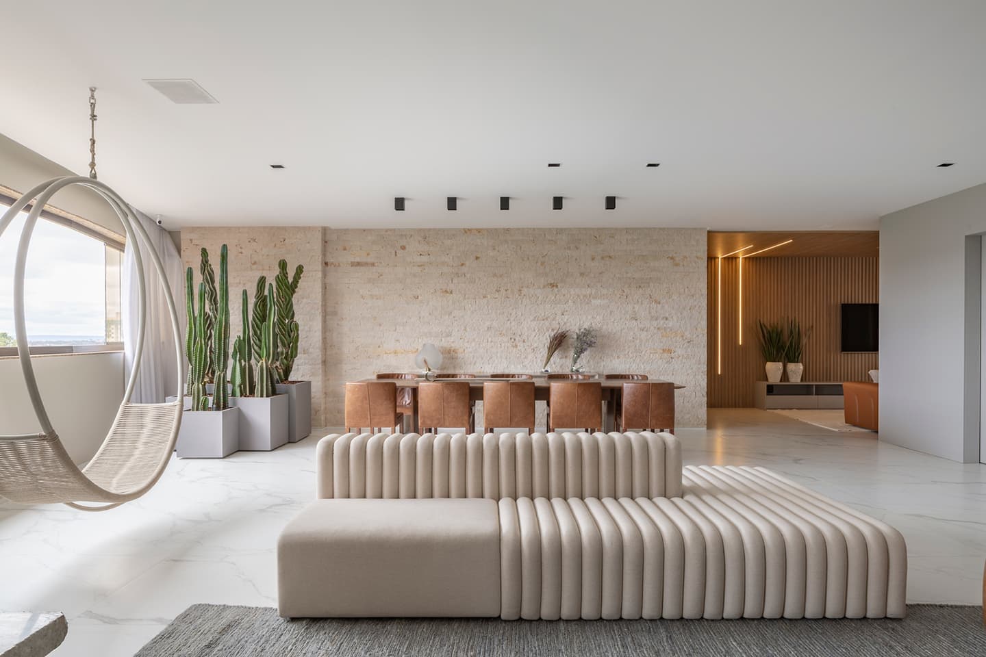 Большая гостиная и микс материалов и текстур в бразильских апартаментах — проект Studio2 Arquitetura e Interiores