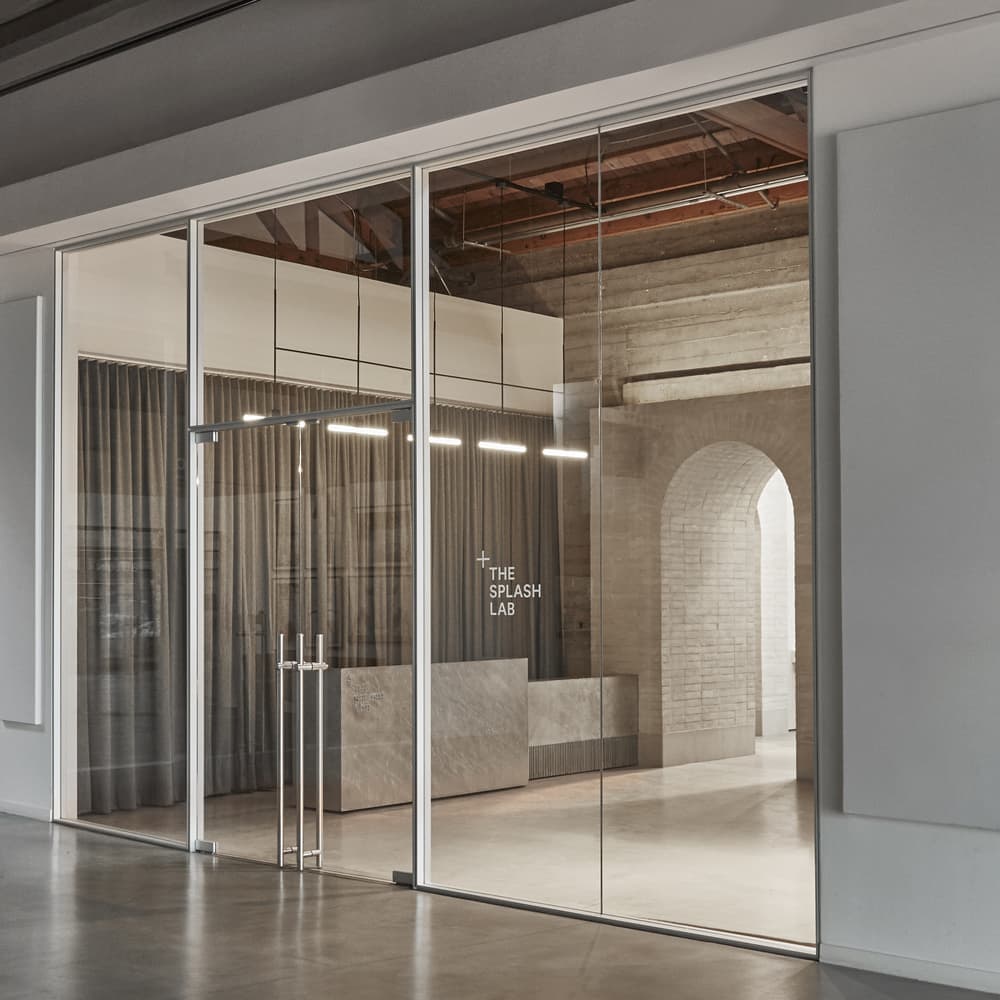 Шоу-рум Splash Lab / Здание старой церкви. дизайн: McLaren Excell