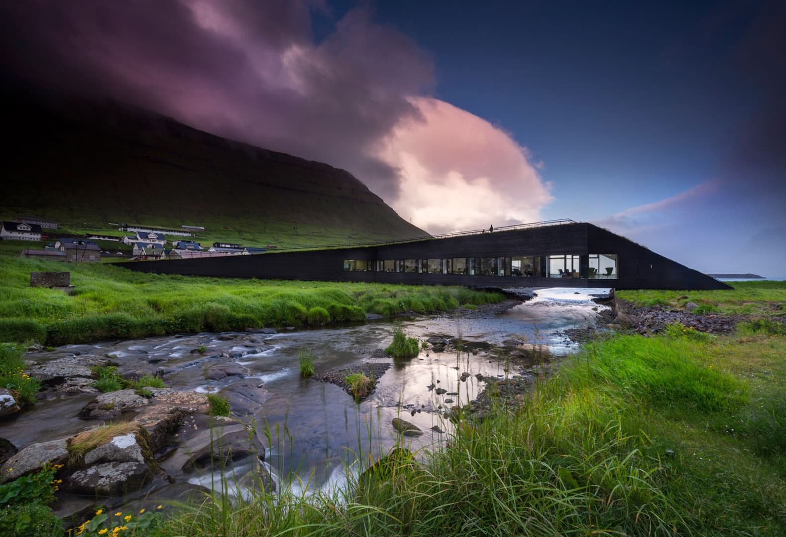 Ратуша-мост и колледж на Фарерских островах