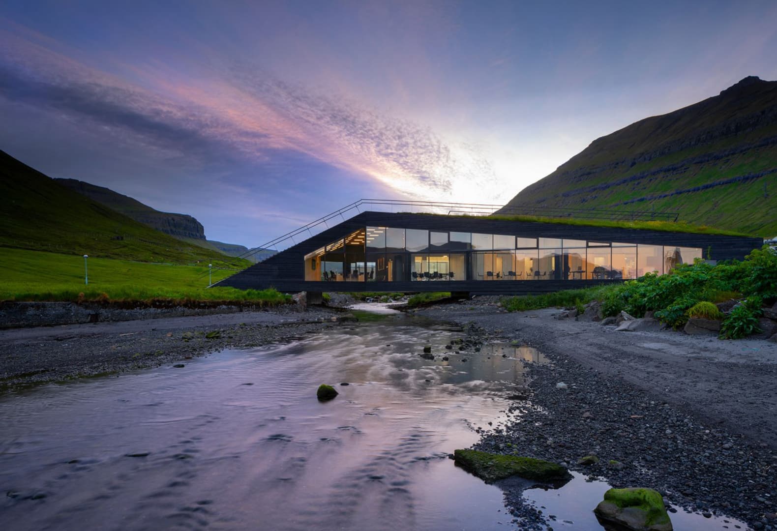 Ратуша-мост и колледж на Фарерских островах