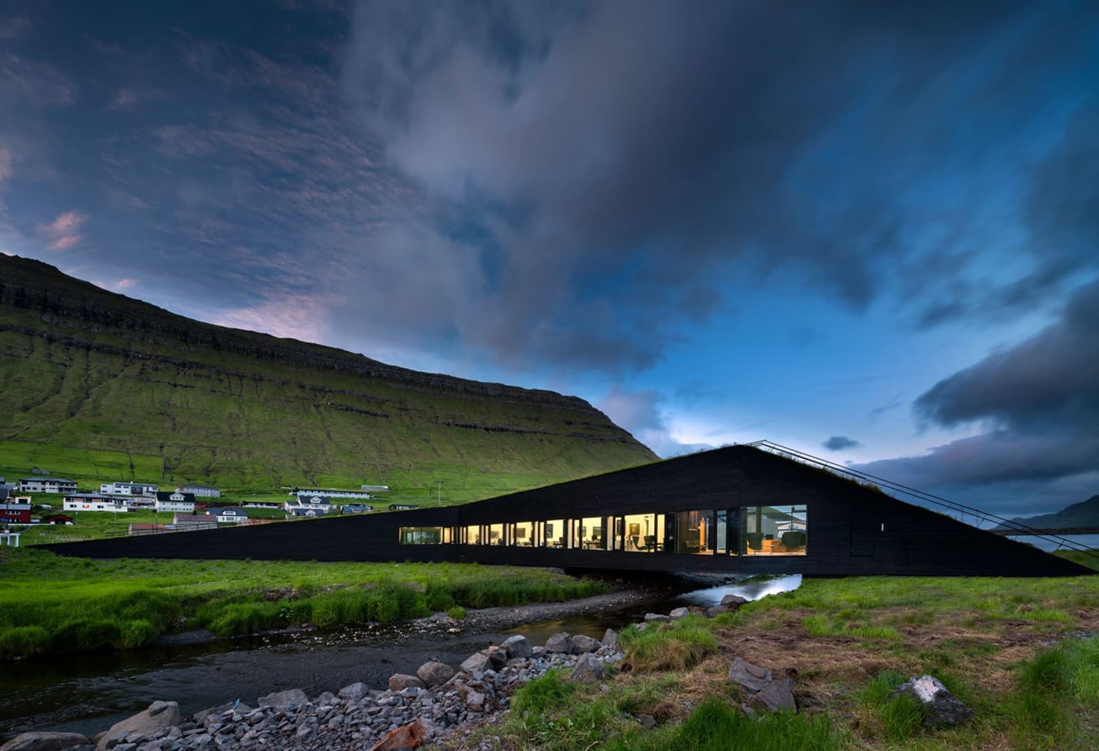 Ратуша-мост и колледж на Фарерских островах