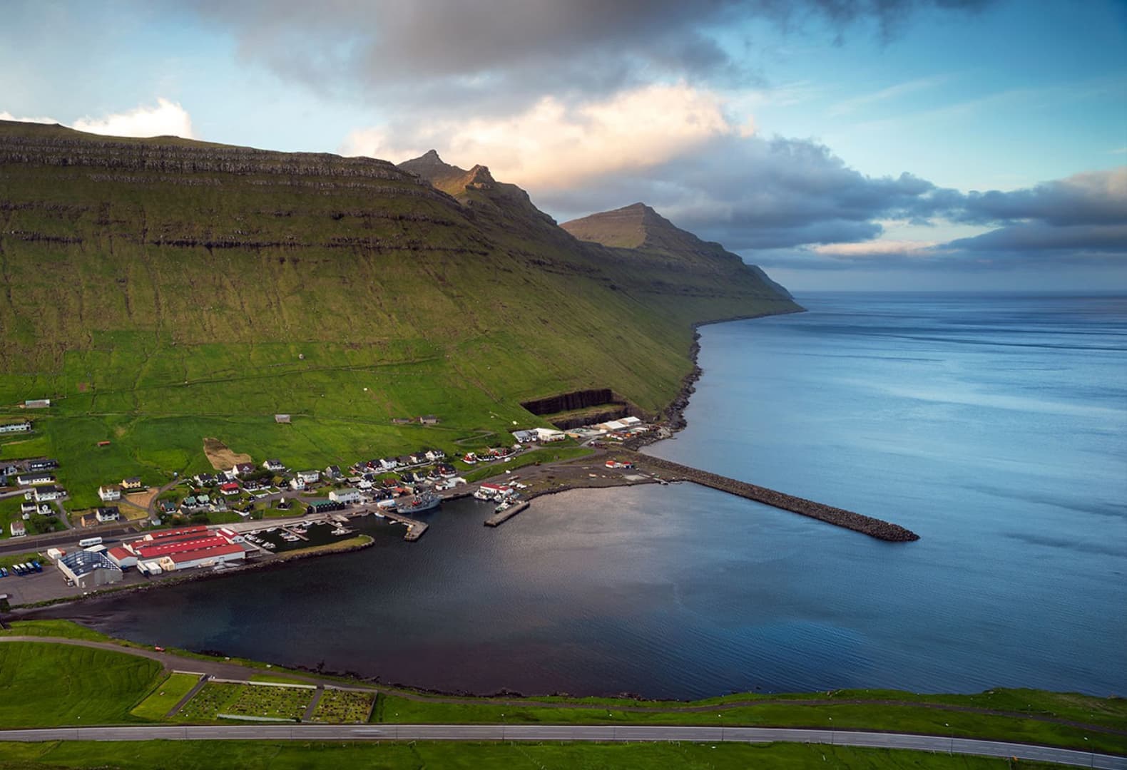 Ратуша-мост и колледж на Фарерских островах