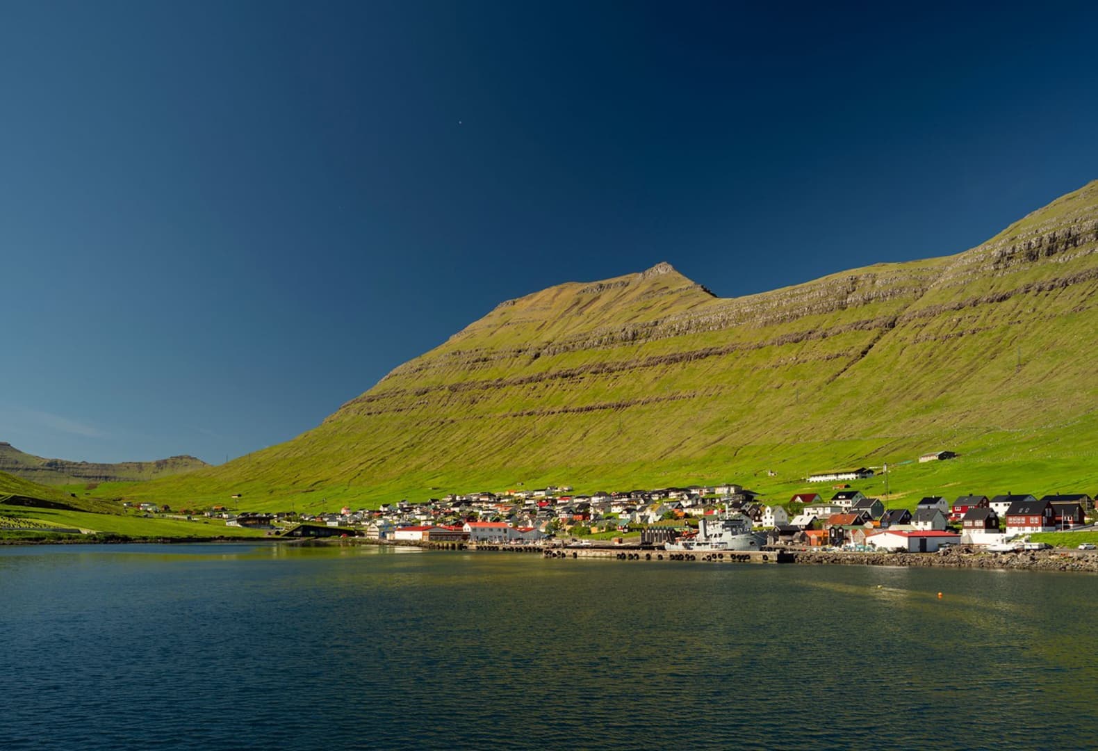 Ратуша-мост и колледж на Фарерских островах