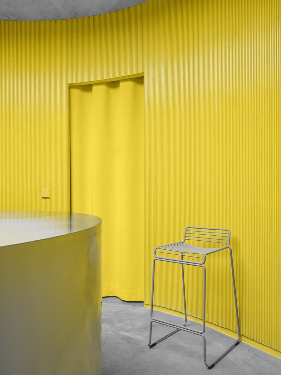 Двухцветный монохром Гарри Нуриева в петербургском пространстве Avgvst – проект Crossby Studios