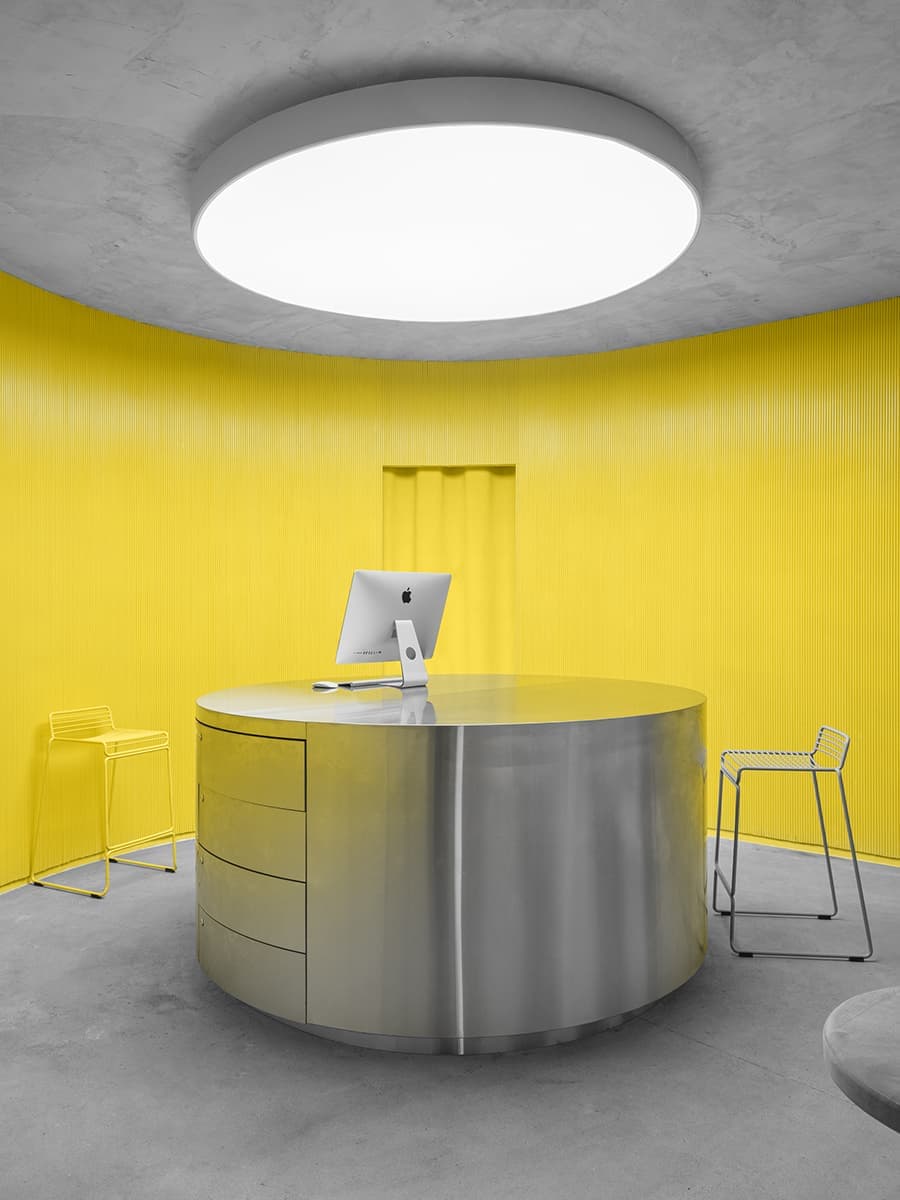 Двухцветный монохром Гарри Нуриева в петербургском пространстве Avgvst – проект Crossby Studios