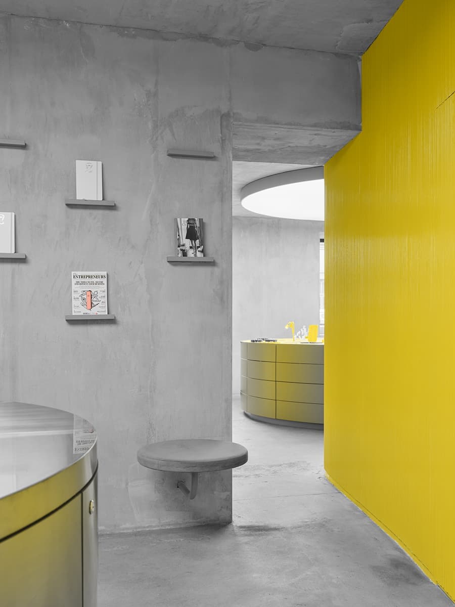 Двухцветный монохром Гарри Нуриева в петербургском пространстве Avgvst – проект Crossby Studios