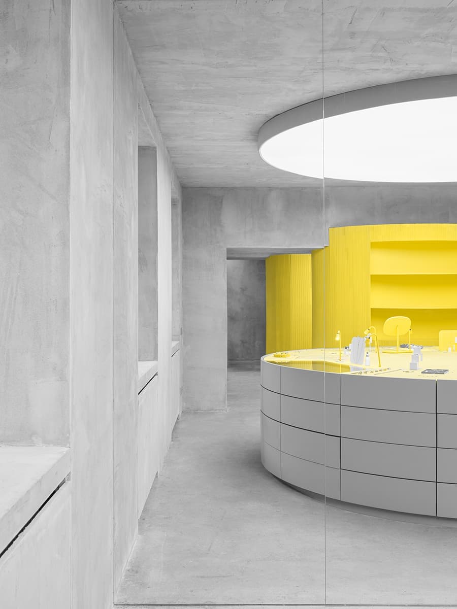 Двухцветный монохром Гарри Нуриева в петербургском пространстве Avgvst – проект Crossby Studios