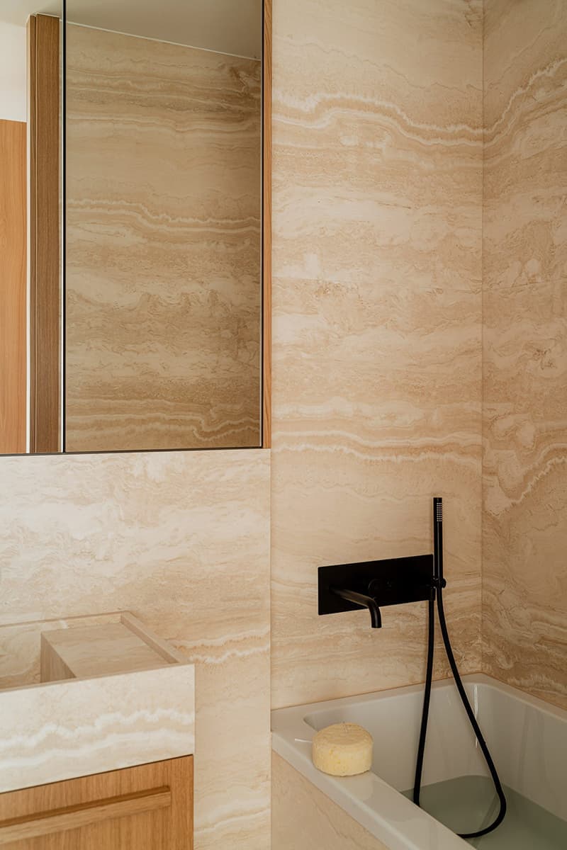 Теплое дерево и мрамор в квартире в Познани – проект Agnieszka Owsiany Studio