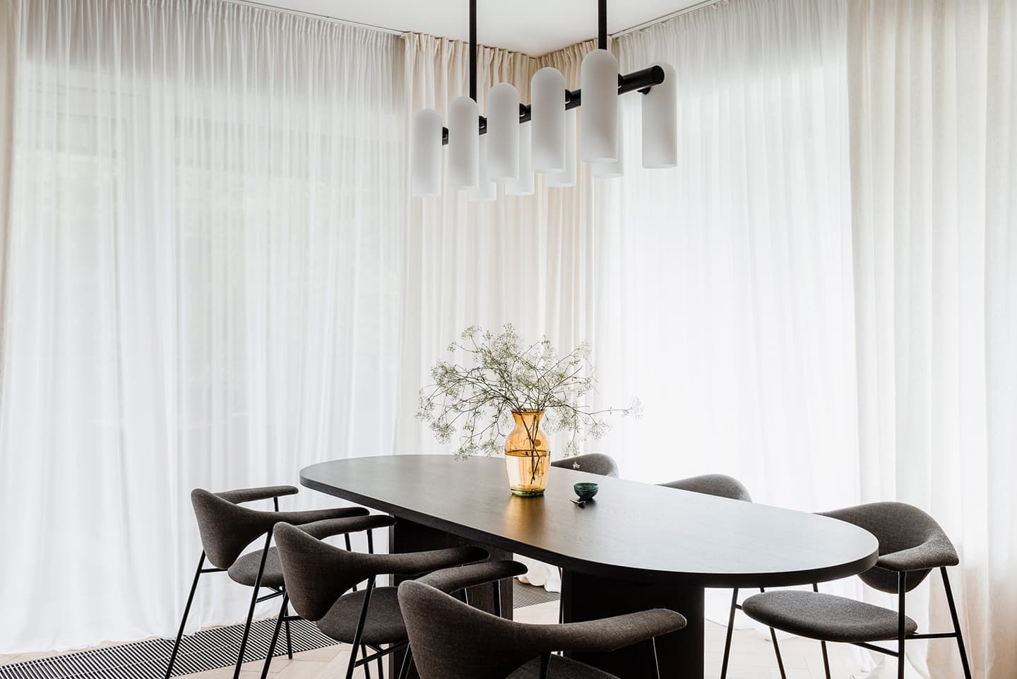 Теплое дерево и мрамор в квартире в Познани – проект Agnieszka Owsiany Studio