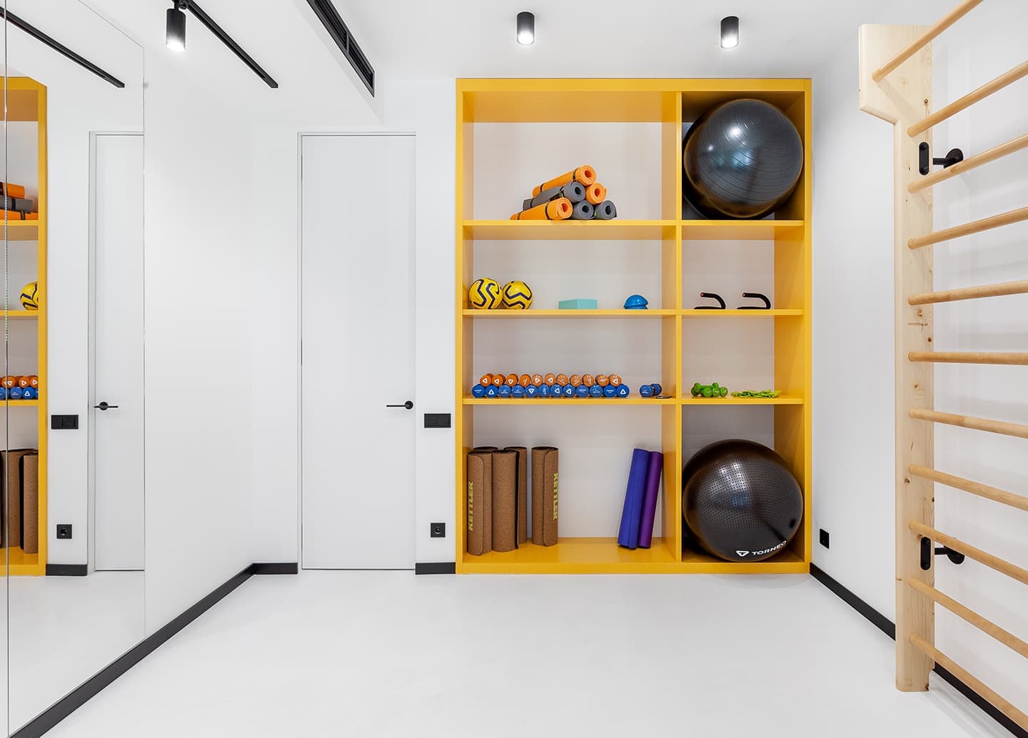 Интерьер для студии персональных тренировок в технике колор блок— проект бюро Monoform