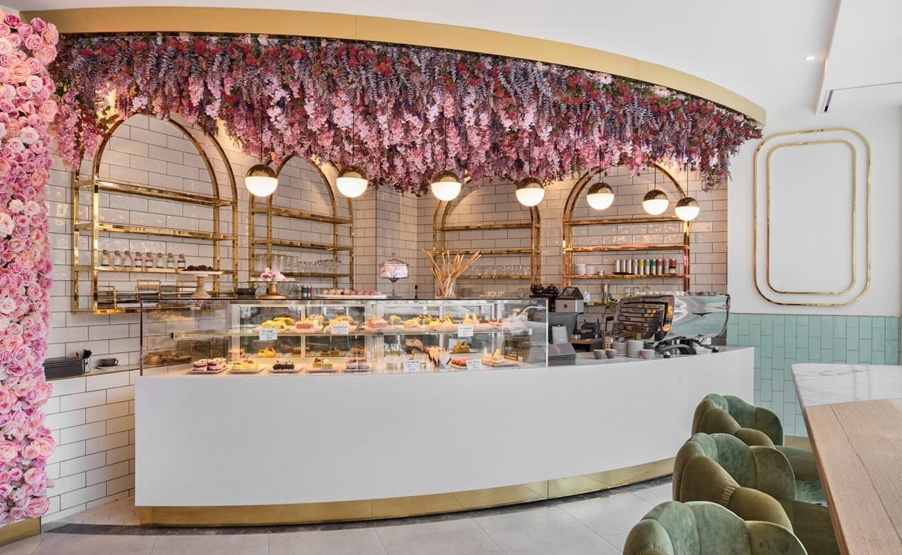 Сад глициний и роз в Emilia Cafe в Стамбуле