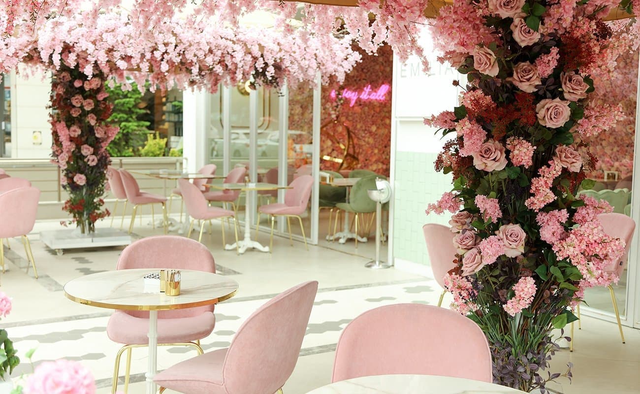 Сад глициний и роз в Emilia Cafe в Стамбуле