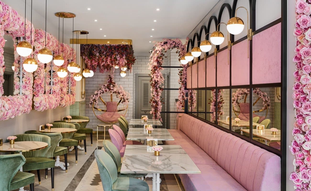 Сад глициний и роз в Emilia Cafe в Стамбуле