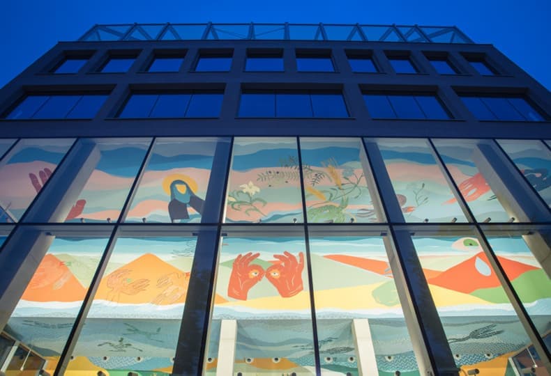 Художница Алисия Бяла украсила проект MVRDV во Вроцлаве фресками от пола до потолка Художница Алисия Бяла украсила проект MVRDV во Вроцлаве фресками от пола до потолка