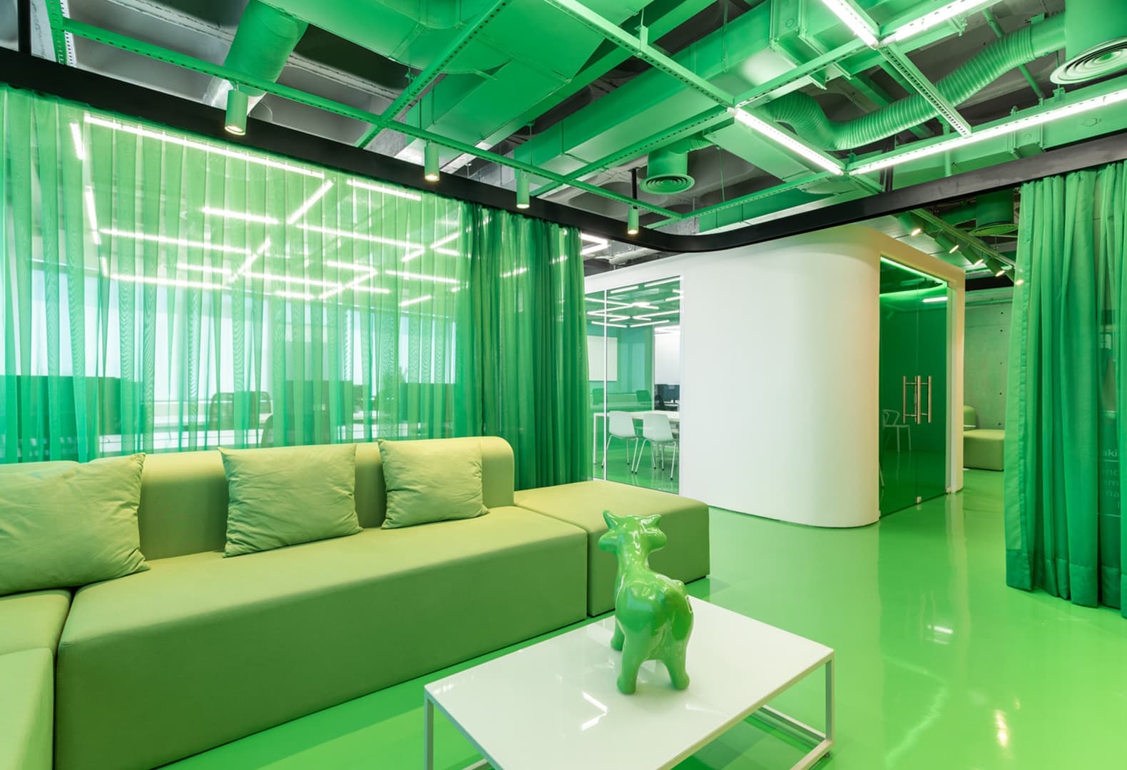 Монохромные интерьеры: главное – цвет. Фото: Marcelo Donadussi