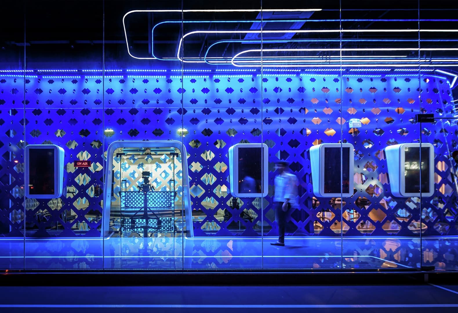 Монохромные интерьеры: главное – цвет. Фото: Kersiree Wongwan