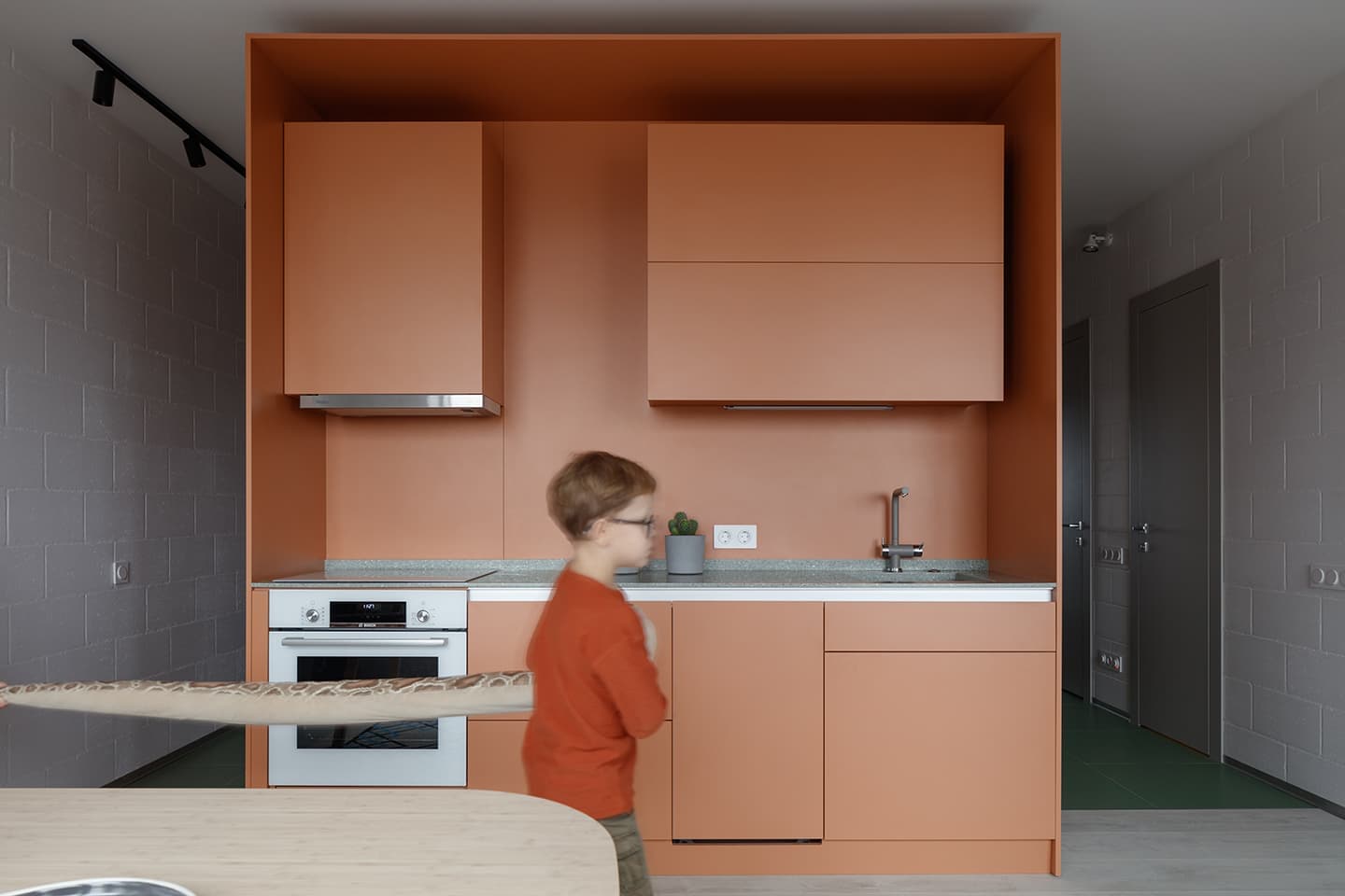 Московская квартира с многофункциональным мебельным кубом — проект DVEKATI