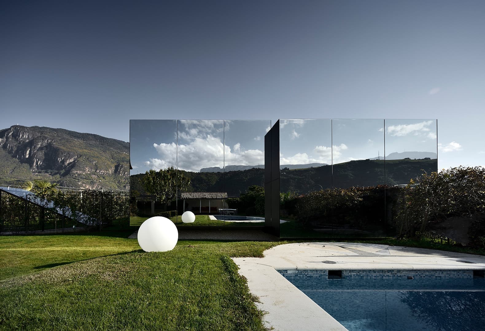 THE MIRROR HOUSES. Фото: Oskar Da Riz, Nicolo Degiorgis