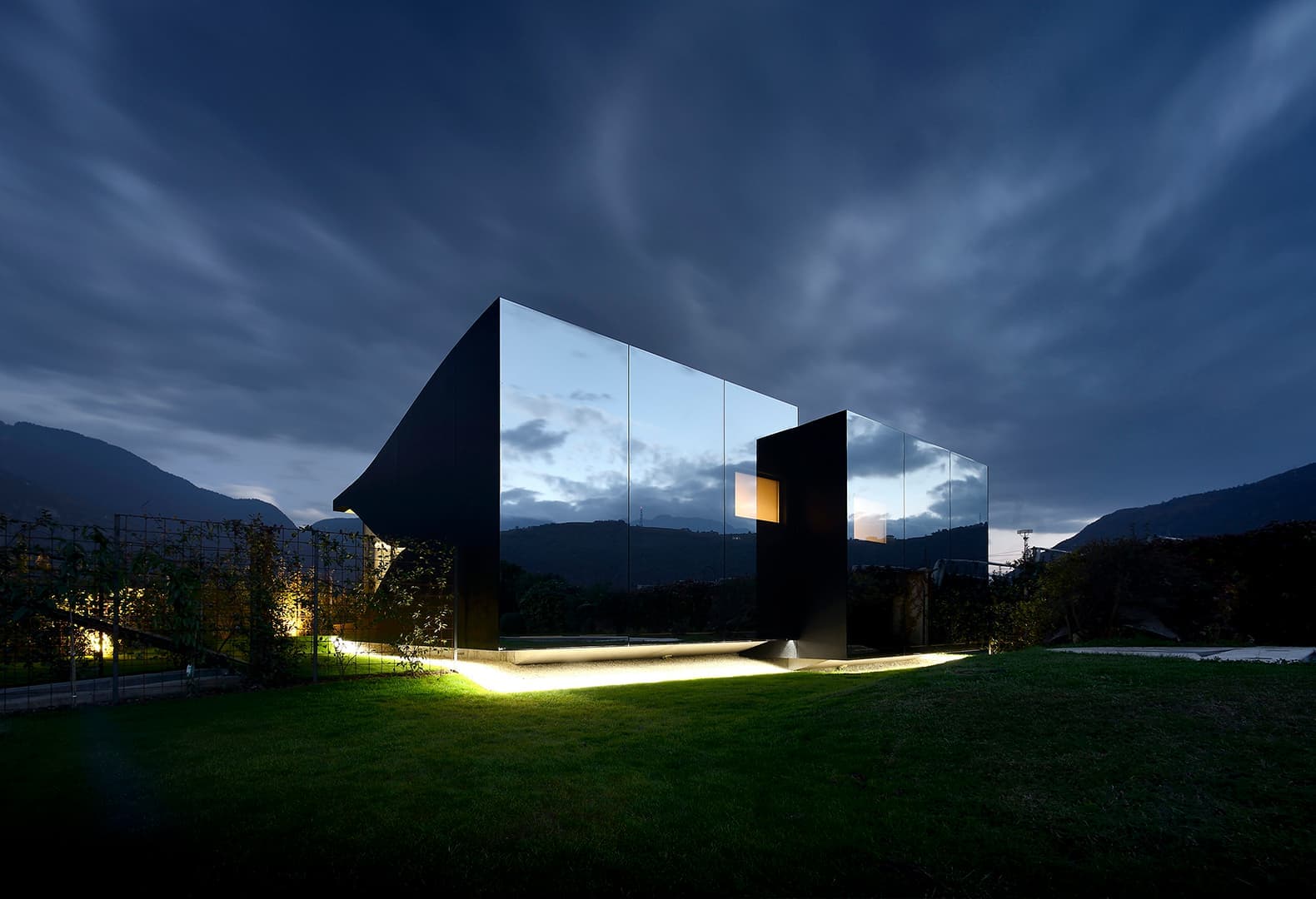 THE MIRROR HOUSES. Фото: Oskar Da Riz, Nicolo Degiorgis