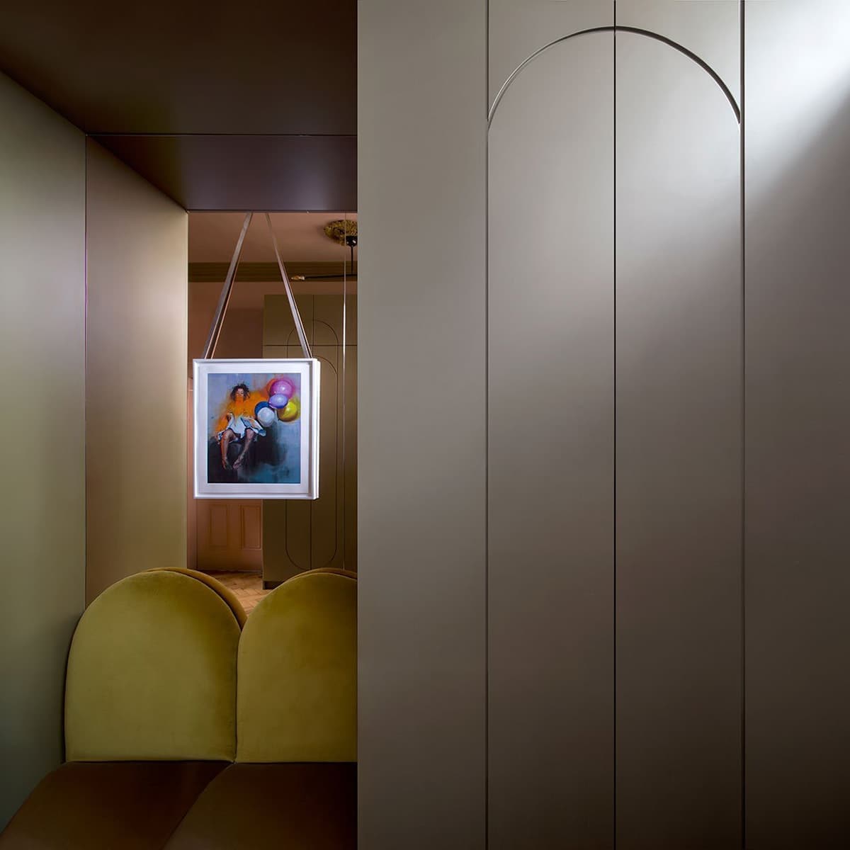 Интерьер с необычными решениями для молодой пары в историческом поместье – проект дизайнера Рошин Лафферти