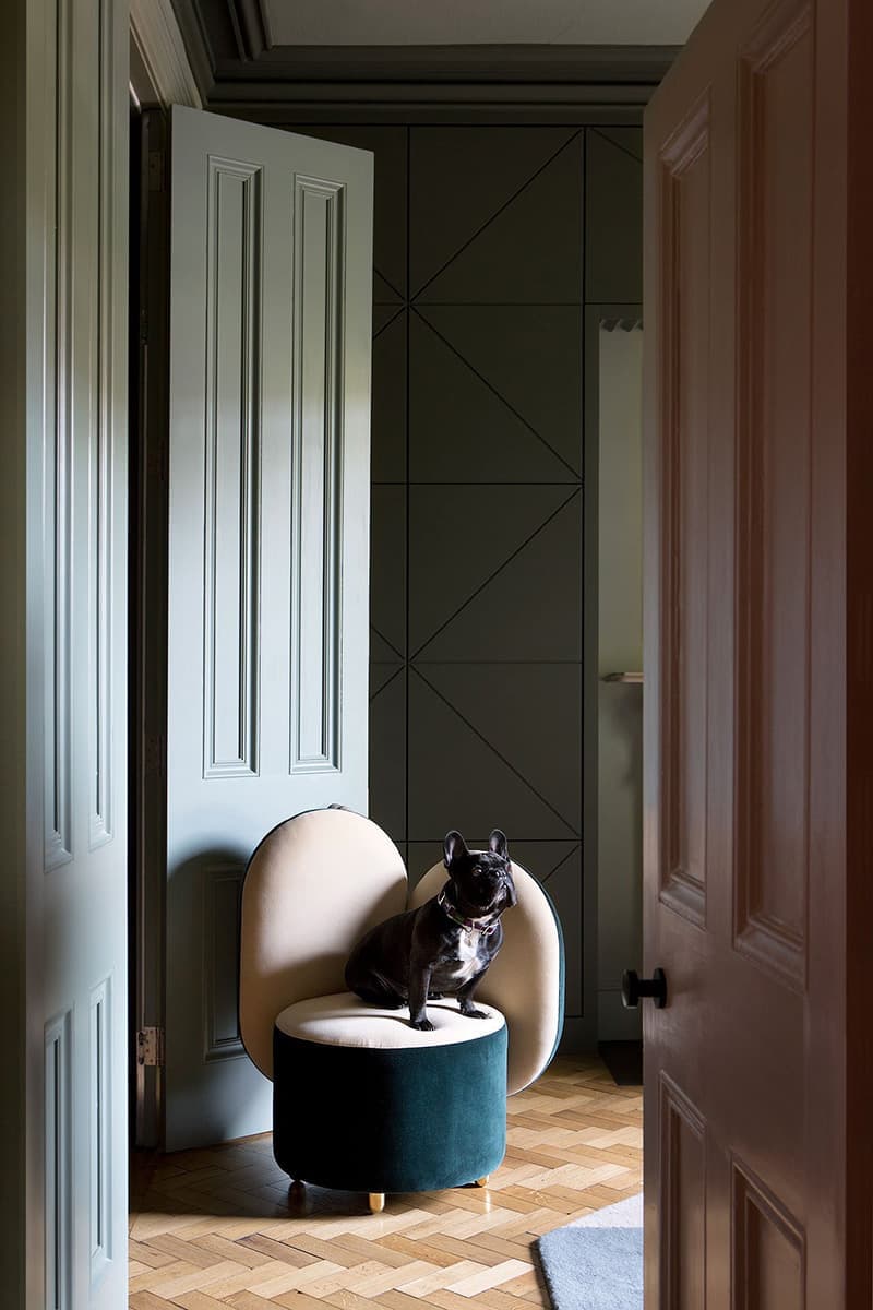 Интерьер с необычными решениями для молодой пары в историческом поместье – проект дизайнера Рошин Лафферти