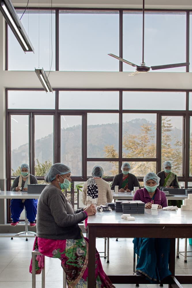 Новый объект для коммьюнити индийской деревни Лодси и компании Forest Essentials. Фото: Noughts And Crosses