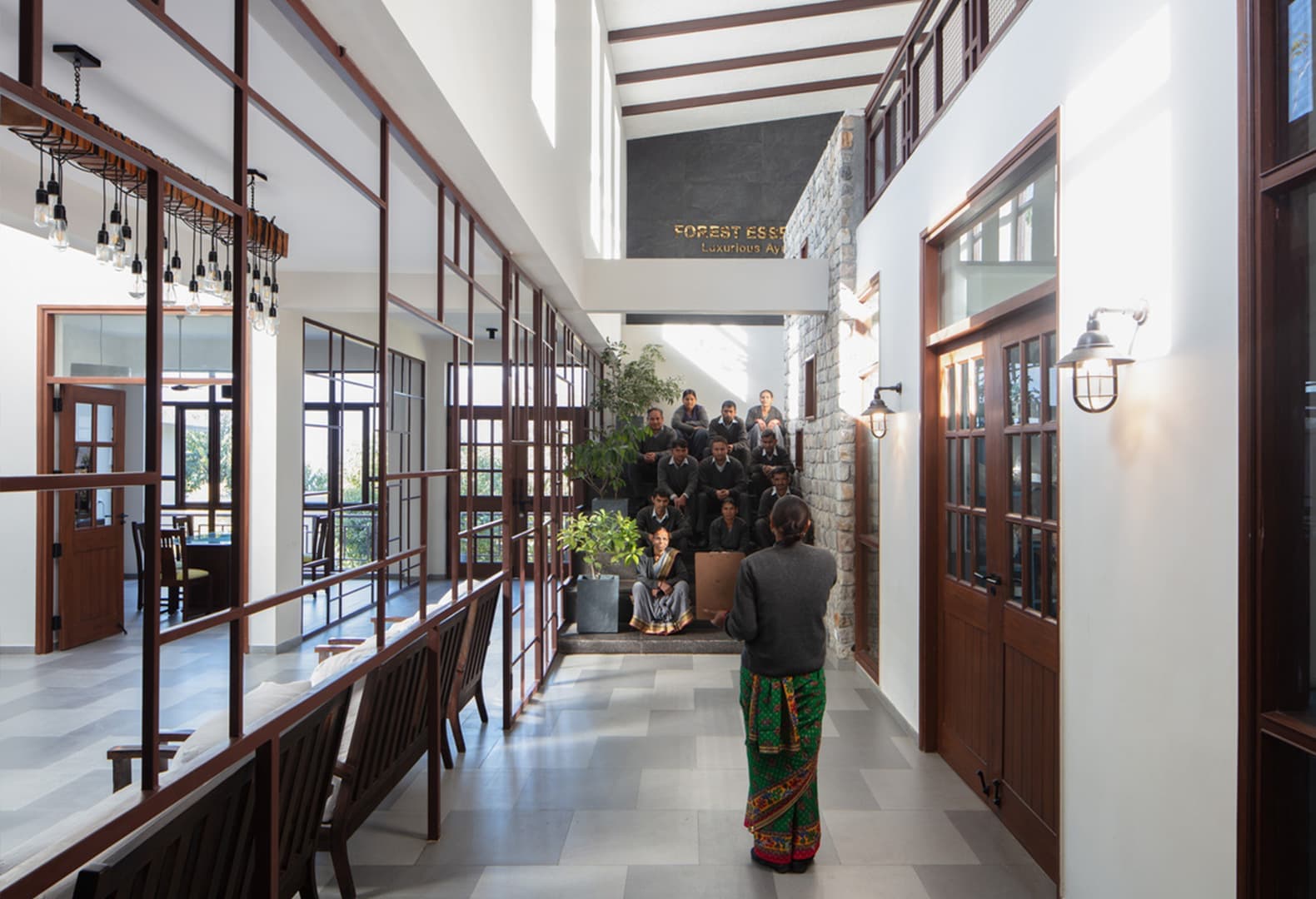 Новый объект для коммьюнити индийской деревни Лодси и компании Forest Essentials. Фото: Noughts And Crosses