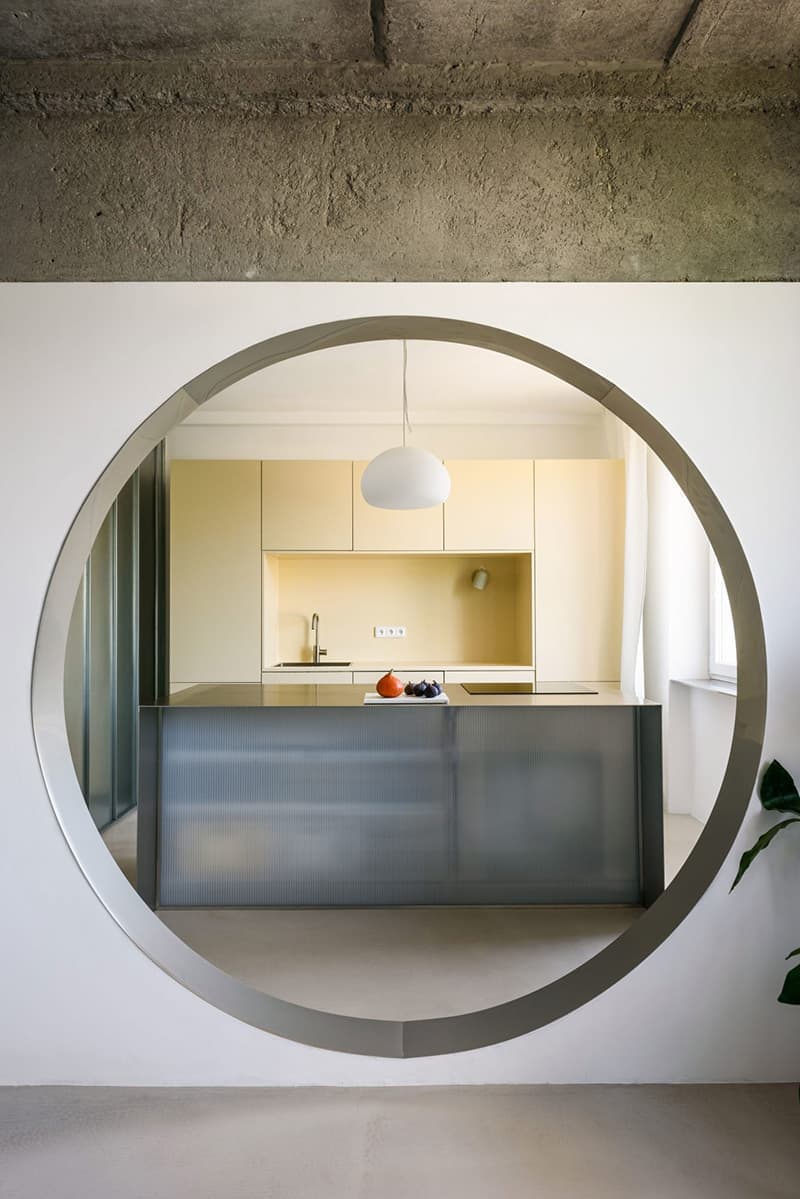 Квартира-студия с круглым проемом в стене – проект архитектора Алана Прекопа