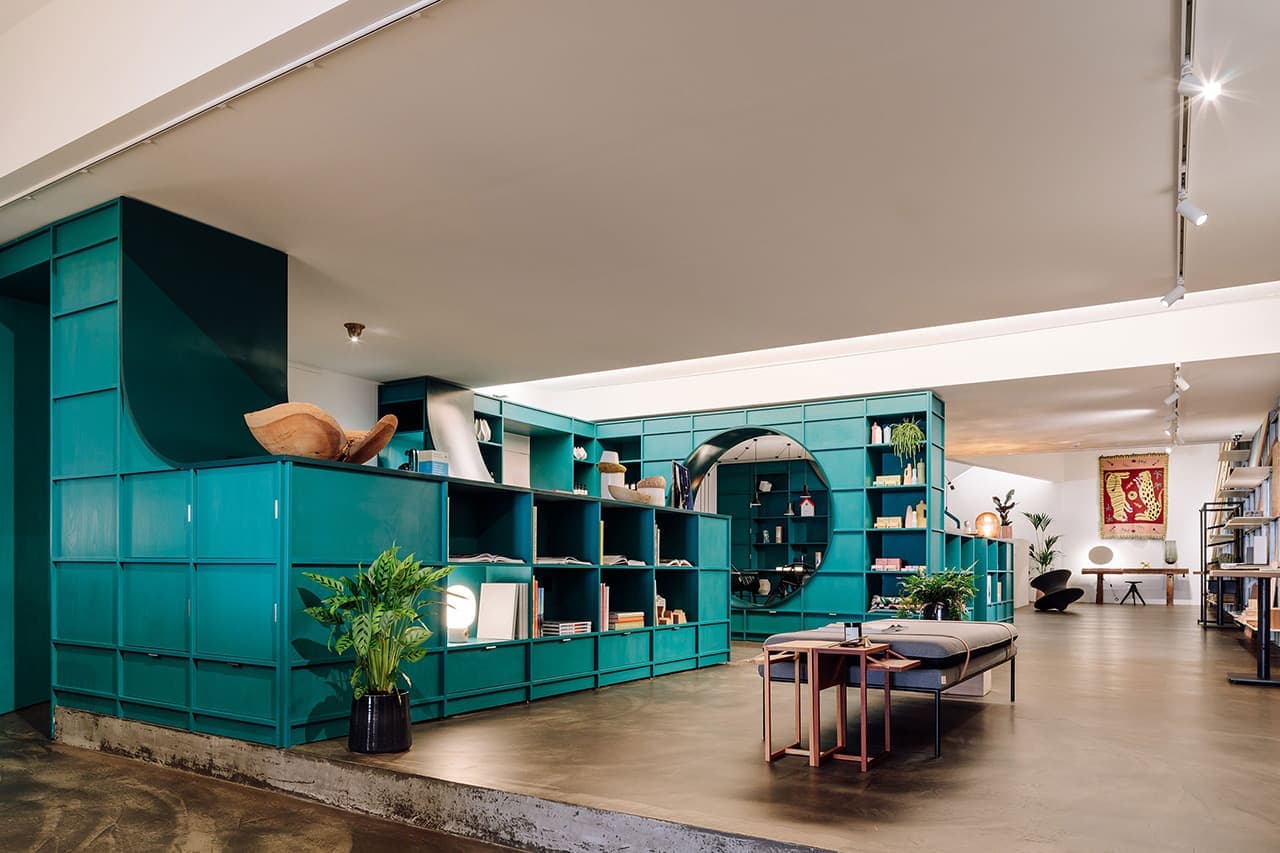 Магазин дизайнерских товаров и творческая лаборатория под одной крышей – проект архитектора Педру Кампоса Кошты