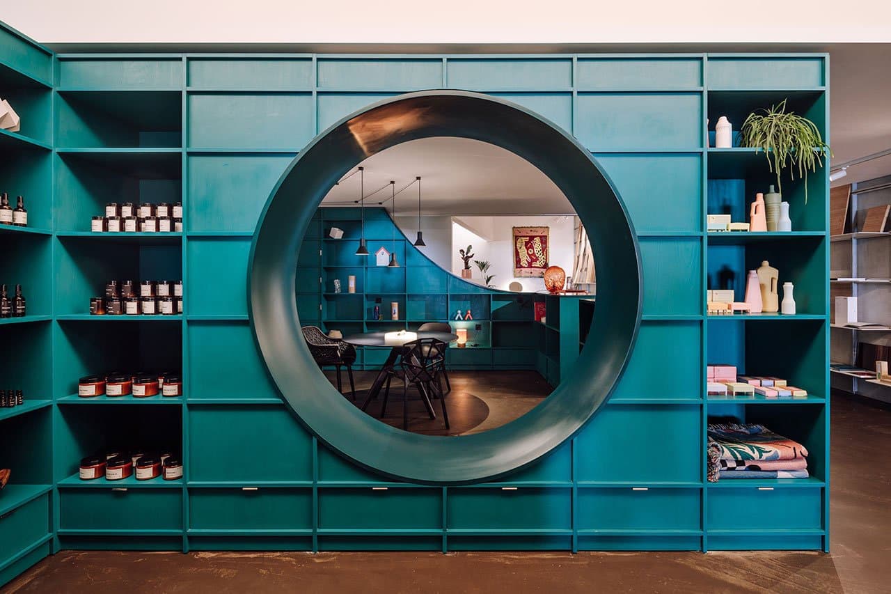 Магазин дизайнерских товаров и творческая лаборатория под одной крышей – проект архитектора Педру Кампоса Кошты