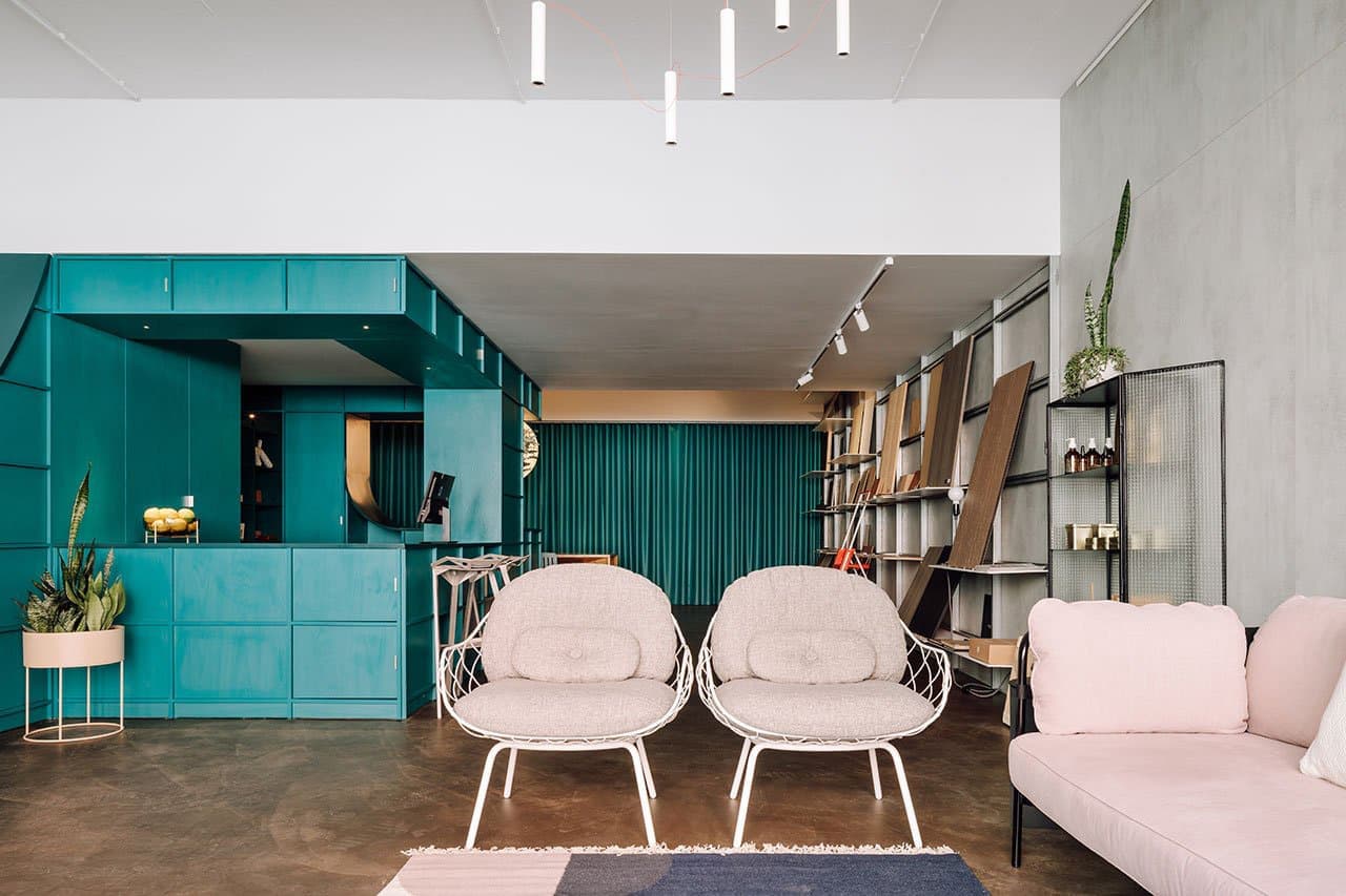 Магазин дизайнерских товаров и творческая лаборатория под одной крышей – проект архитектора Педру Кампоса Кошты