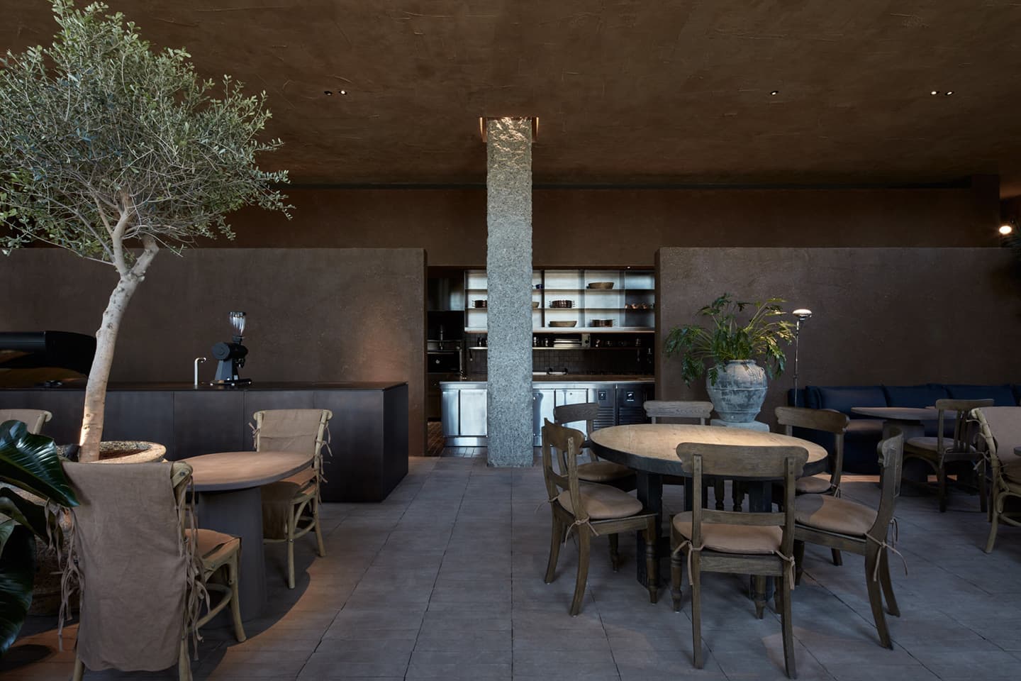 Заведение с терракотовыми оттенками в интерьере – проект BONE