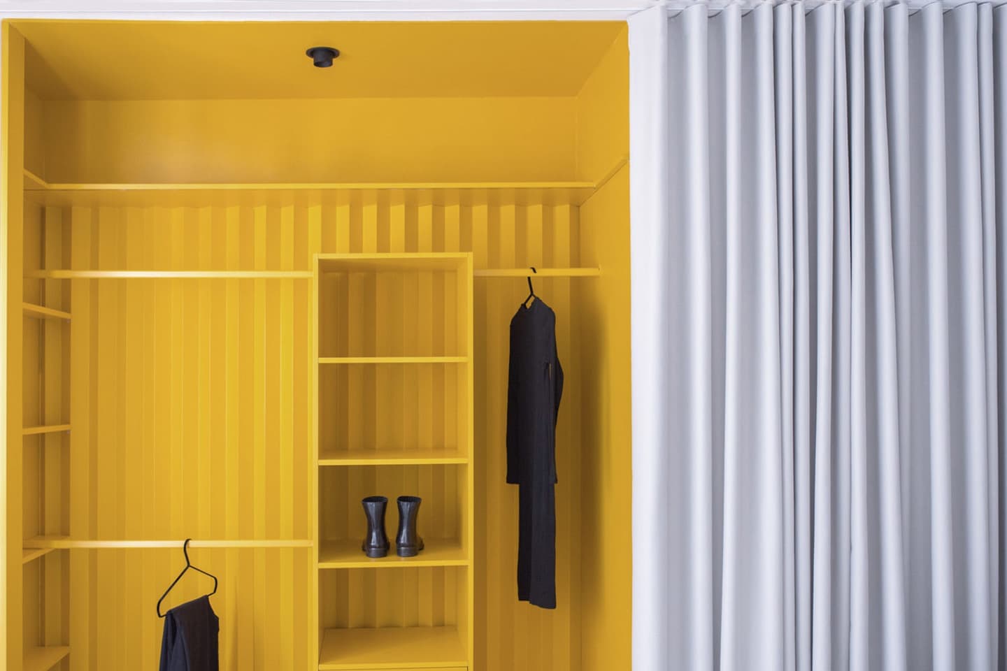 Апартаменты с цветовыми блоками – проект Studio NOJU