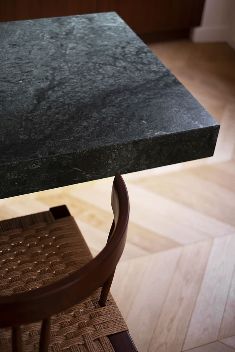 Монохромная квартира в Париже – проект студии Martin Massé