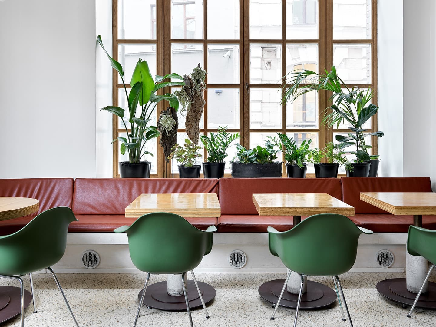 Ресторан в Москве с мебелью Vitra – проект архитектора Агнона Гранота