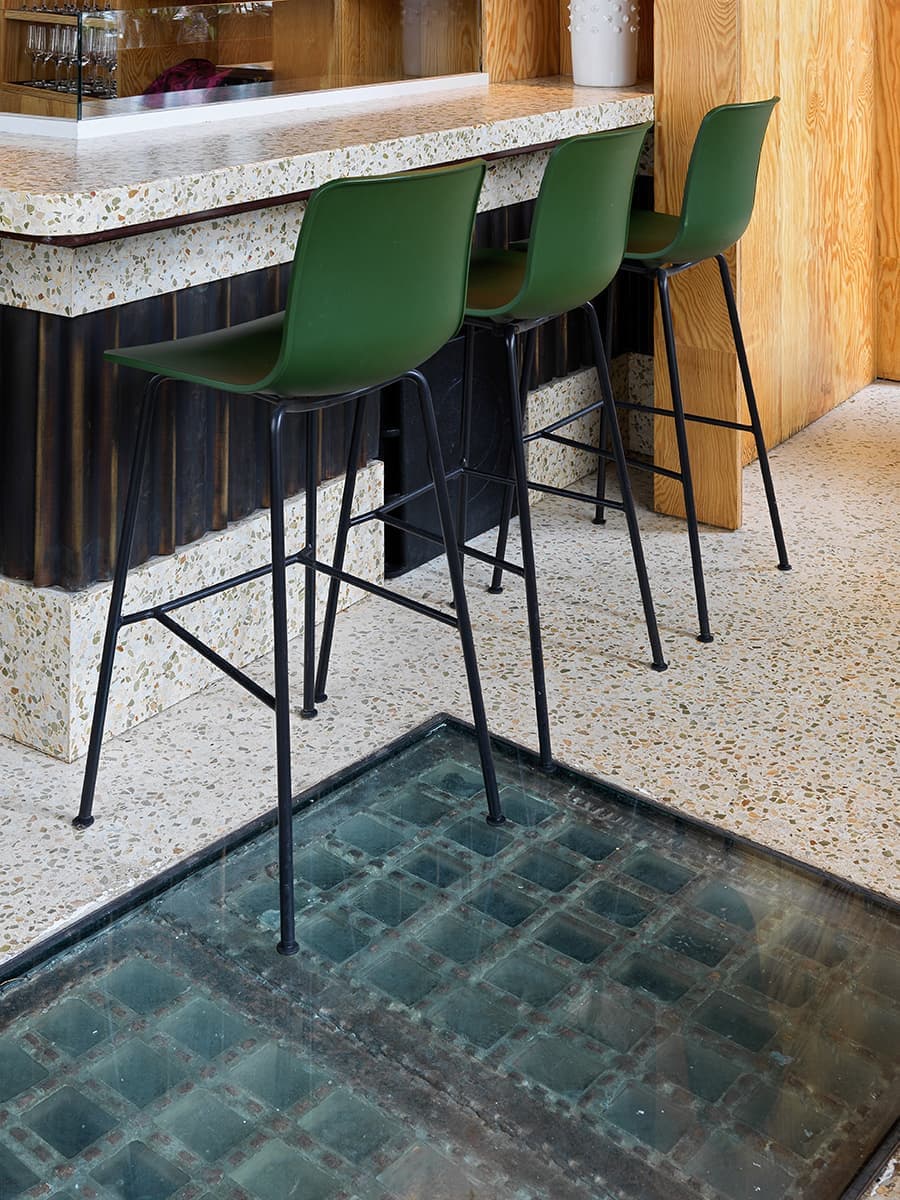 Ресторан в Москве с мебелью Vitra – проект архитектора Агнона Гранота