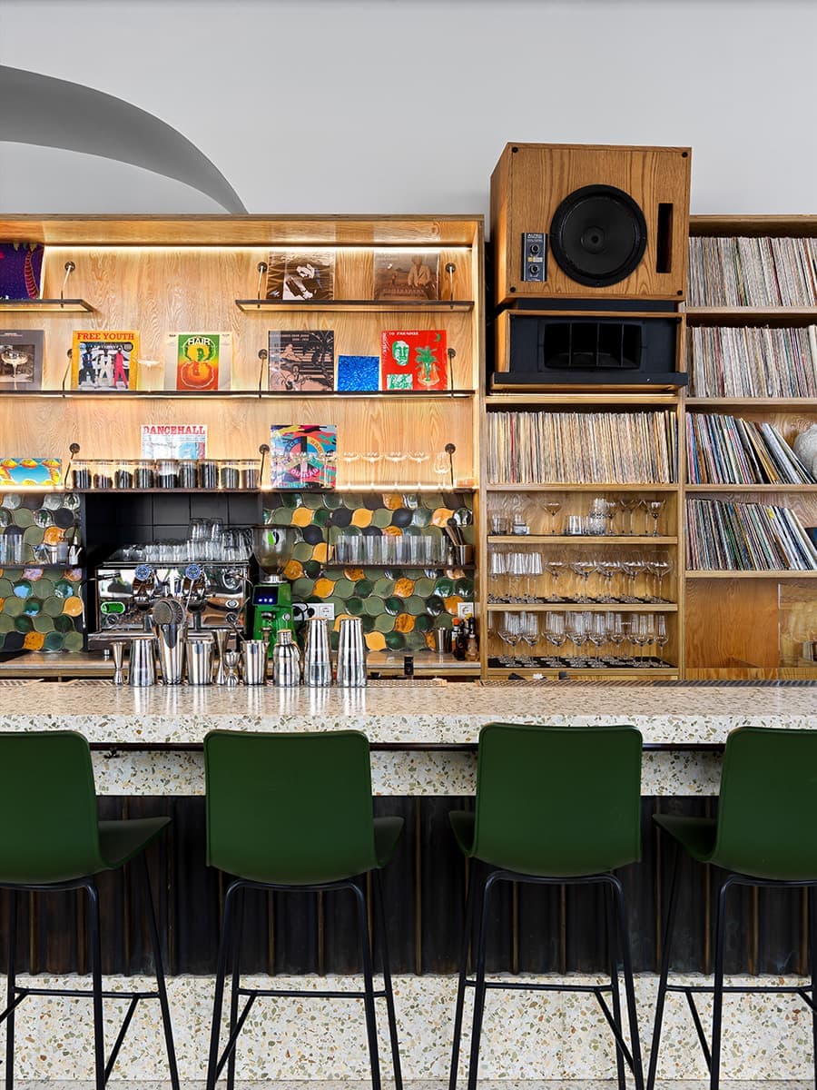 Ресторан в Москве с мебелью Vitra – проект архитектора Агнона Гранота