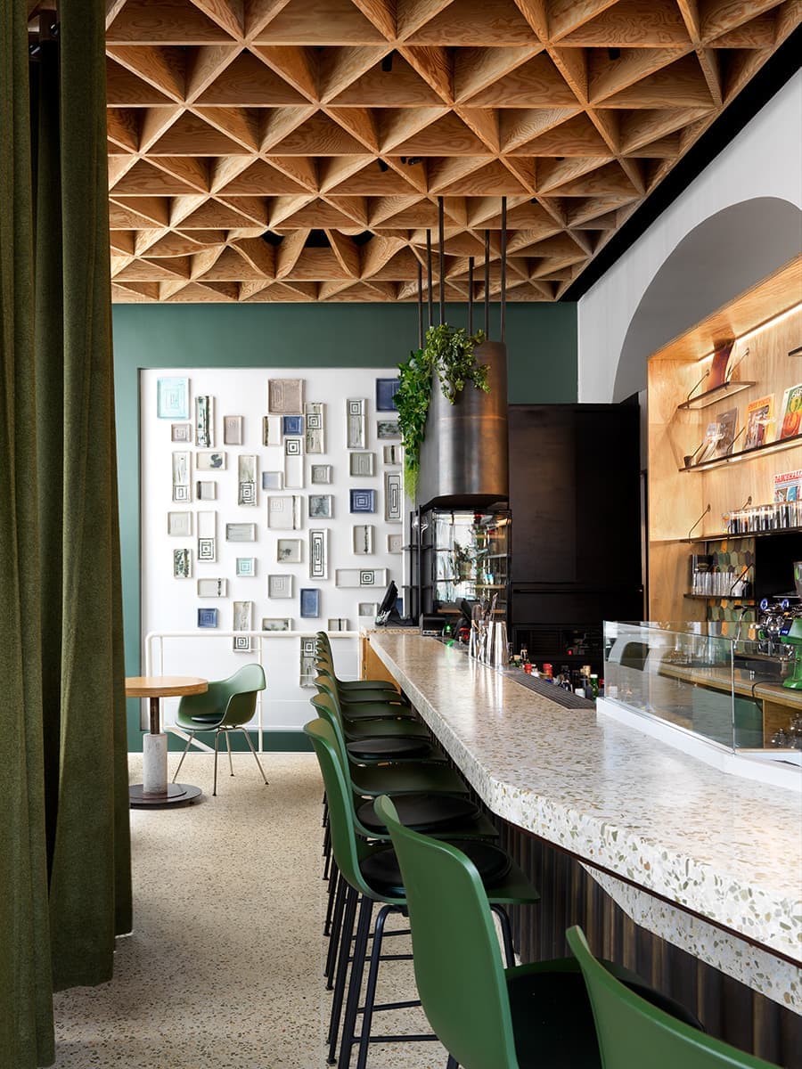 Ресторан в Москве с мебелью Vitra – проект архитектора Агнона Гранота