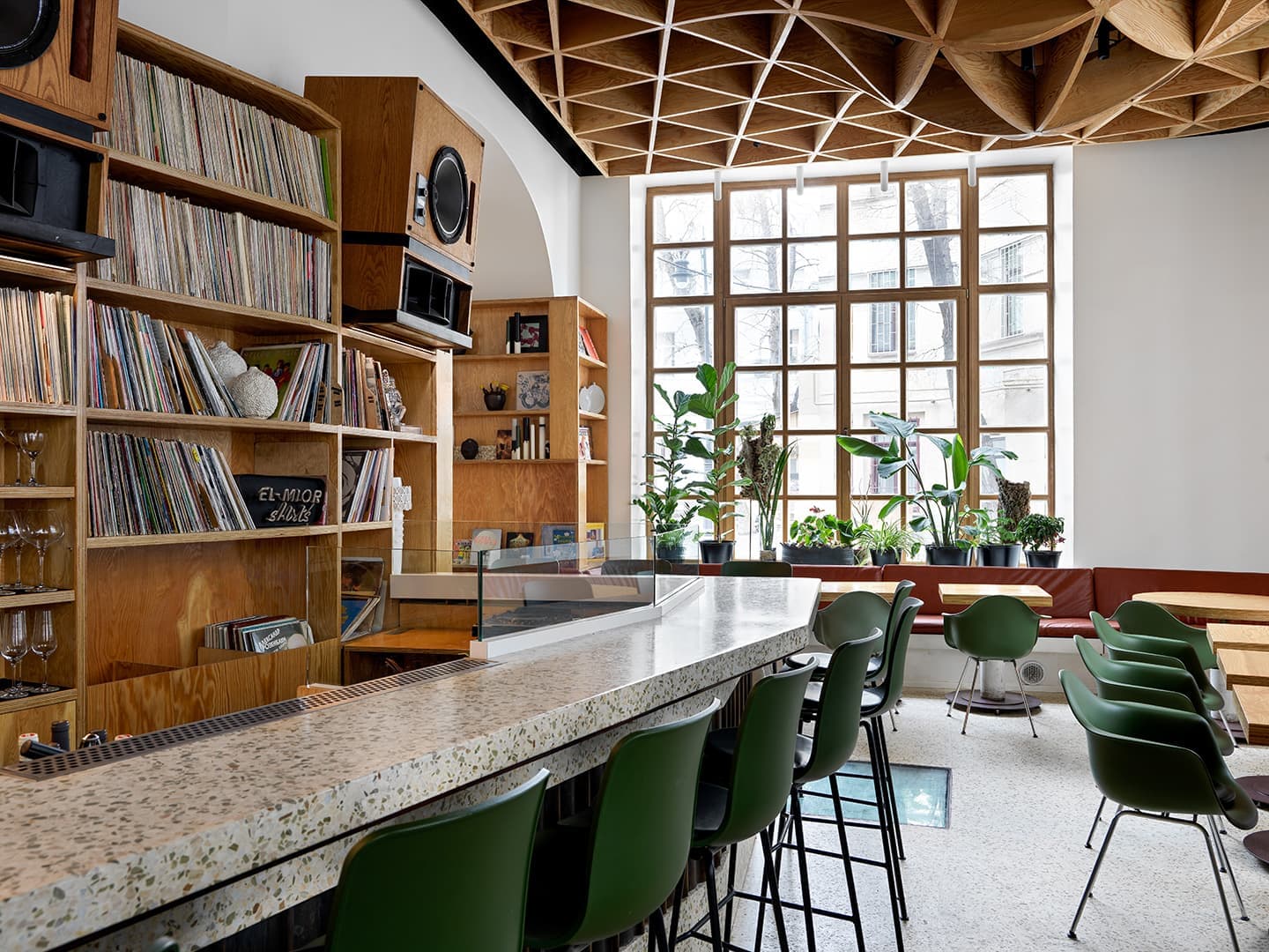 Ресторан в Москве с мебелью Vitra – проект архитектора Агнона Гранота