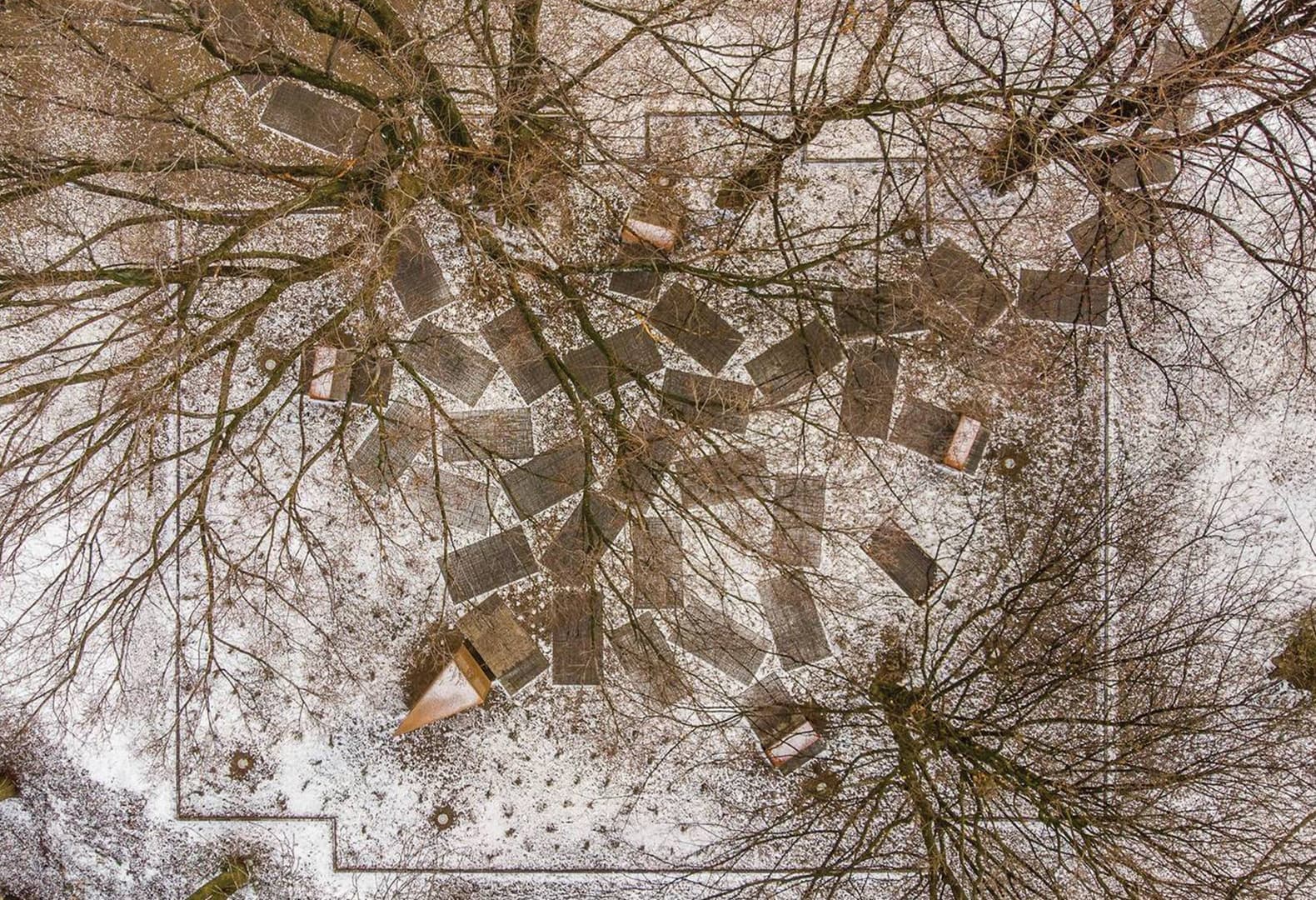 Мемориальный парк на территории Большой Синагоги Освенцима. NArchitekTURA + Bartosz Haduch. Фото: Piotr Strycharski