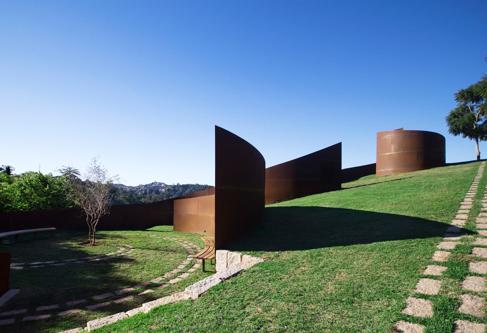 Мемориальный парк дас Сережейрас. Crisa Santos Arquitectos. Isis de Oliveira