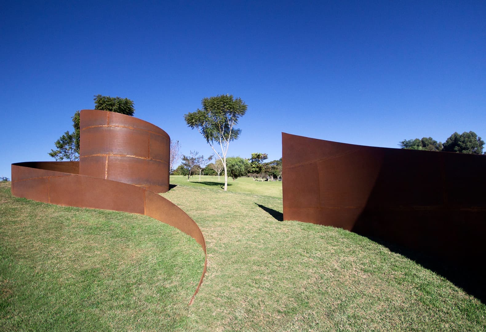 Мемориальный парк дас Сережейрас. Crisa Santos Arquitectos. Isis de Oliveira