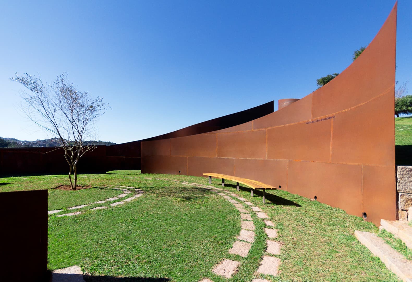 Мемориальный парк дас Сережейрас. Crisa Santos Arquitectos. Isis de Oliveira