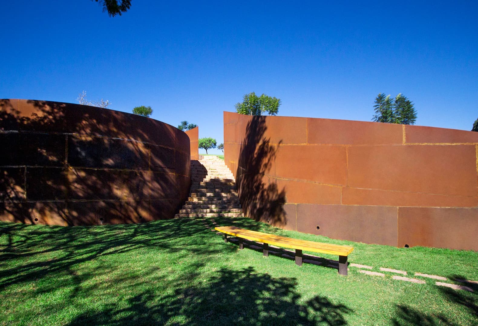 Мемориальный парк дас Сережейрас. Crisa Santos Arquitectos. Isis de Oliveira