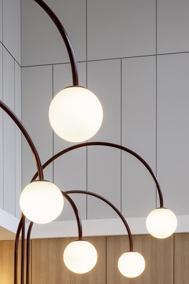 Светлое кафе с высокими потолками – проект Studio SHOO