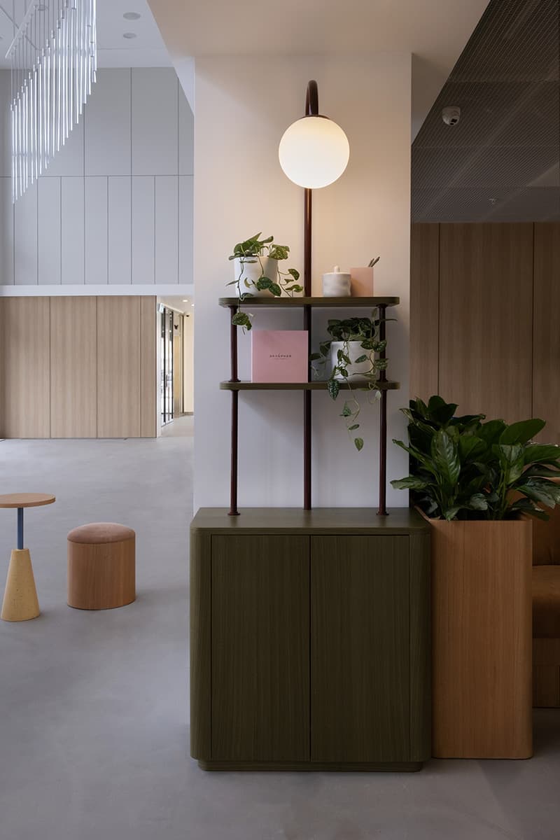 Светлое кафе с высокими потолками – проект Studio SHOO