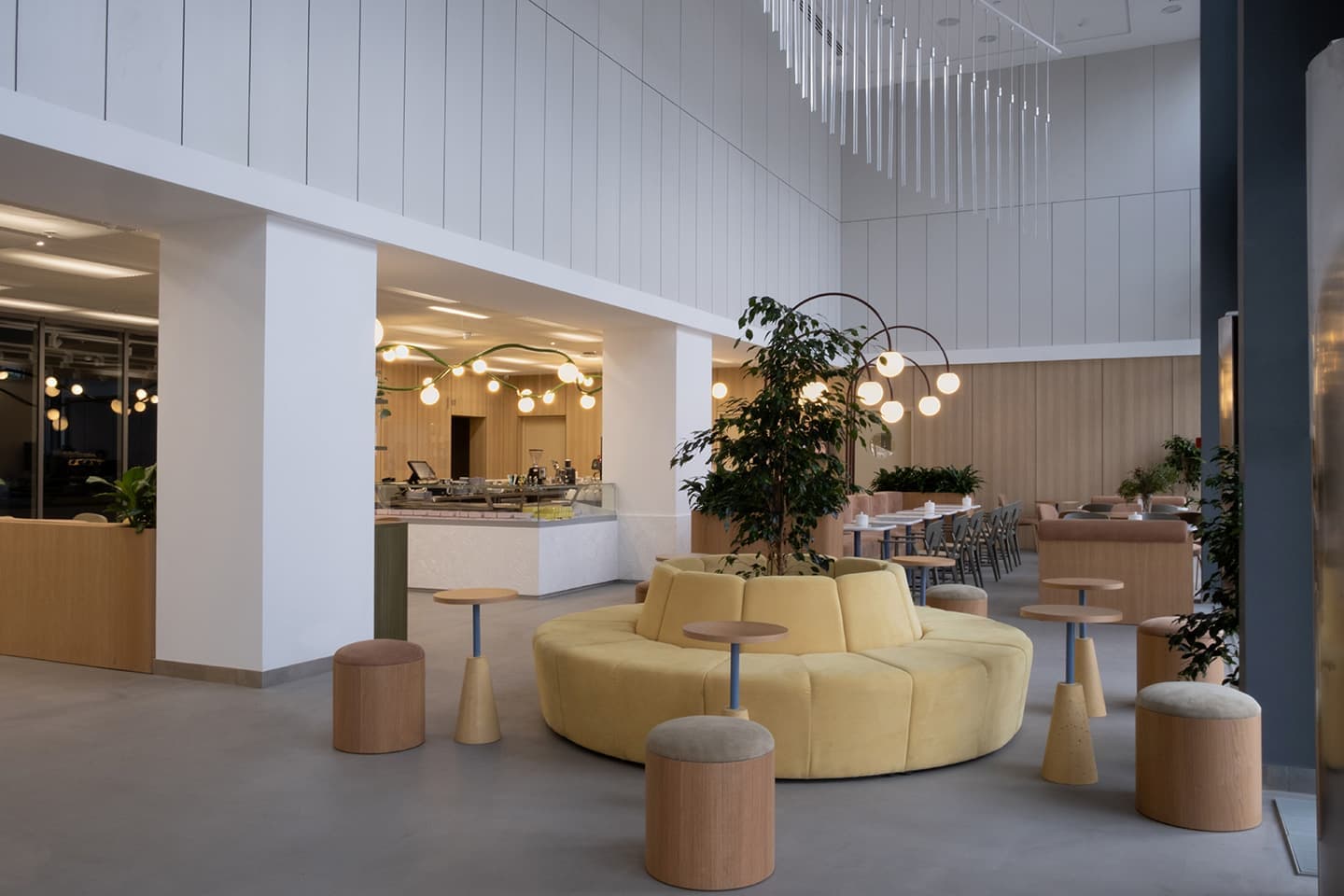 Светлое кафе с высокими потолками – проект Studio SHOO