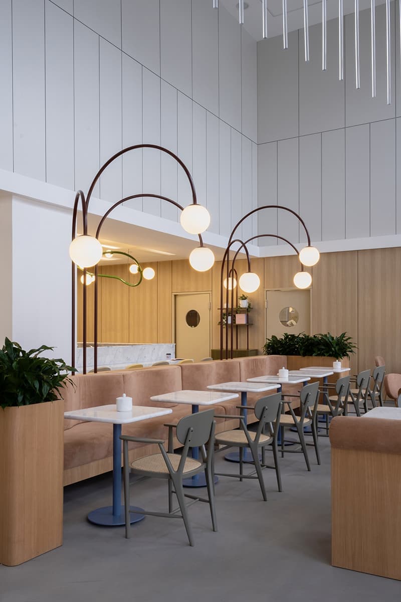 Светлое кафе с высокими потолками – проект Studio SHOO