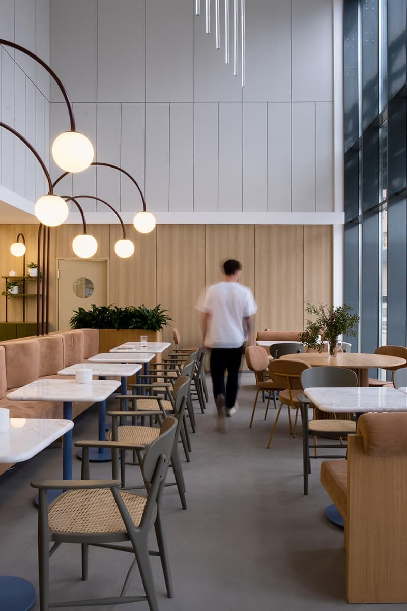 Светлое кафе с высокими потолками – проект Studio SHOO